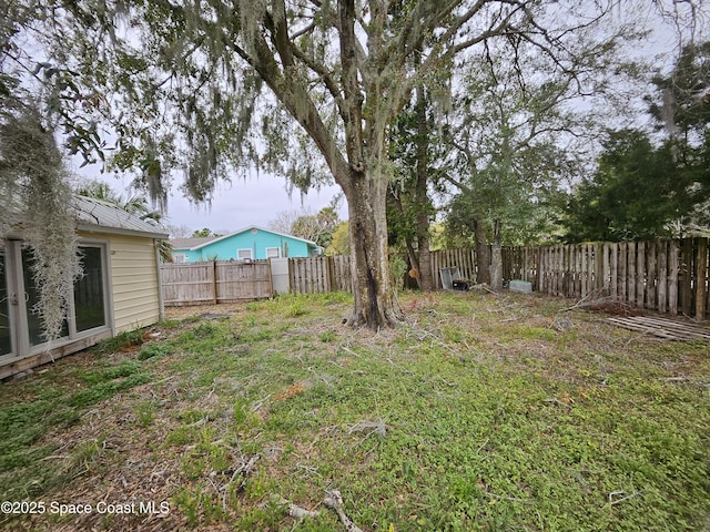 view of yard featuring a fenced backyard