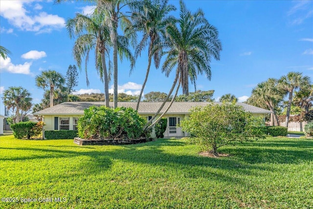 view of front of house featuring a front yard