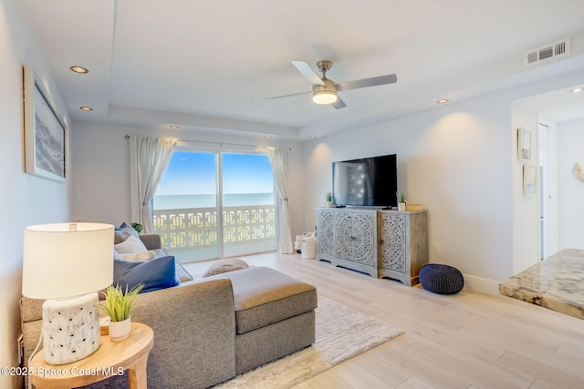 living room featuring visible vents, wood finished floors, recessed lighting, baseboards, and ceiling fan