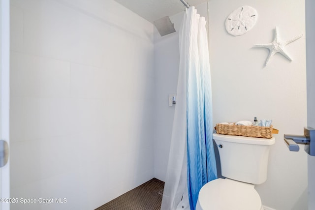 full bath featuring tiled shower and toilet