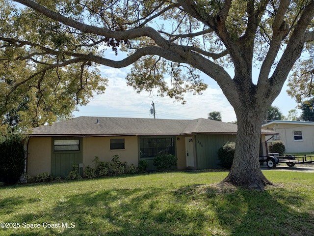 single story home with a front yard