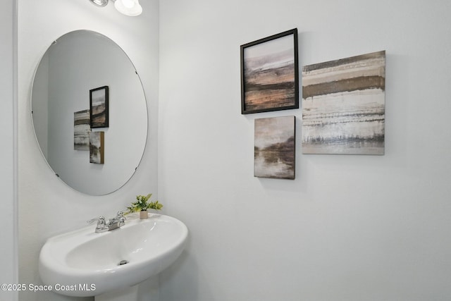 bathroom featuring a sink