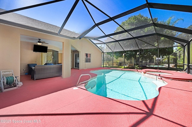 view of swimming pool featuring an outdoor living space, a patio, a lanai, and a pool with connected hot tub