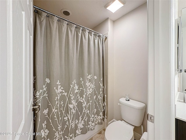 full bathroom with curtained shower and toilet