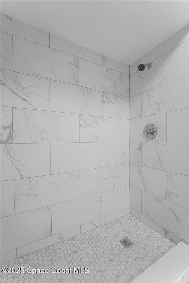 bathroom featuring a tile shower