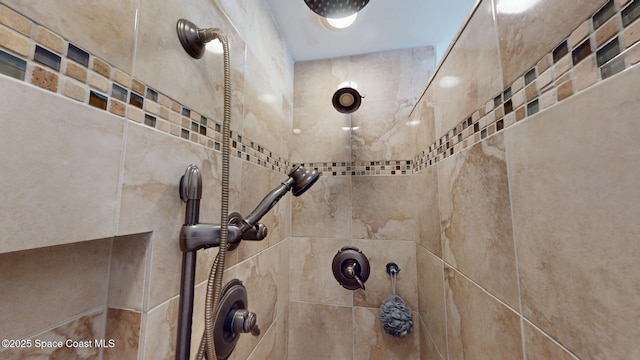 room details featuring tiled shower