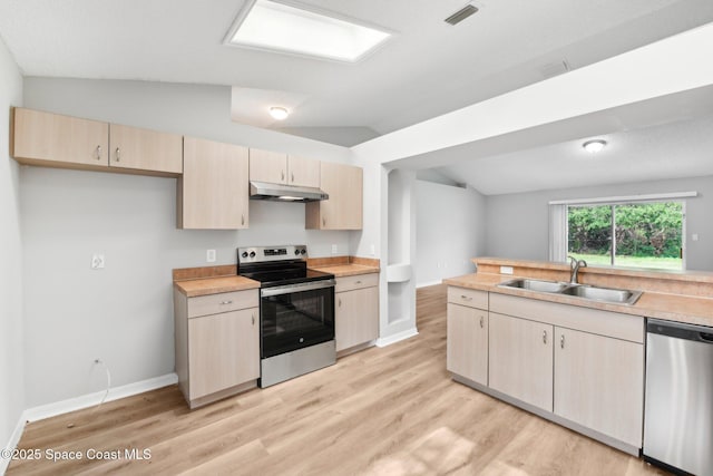 kitchen with visible vents, under cabinet range hood, a sink, appliances with stainless steel finishes, and vaulted ceiling