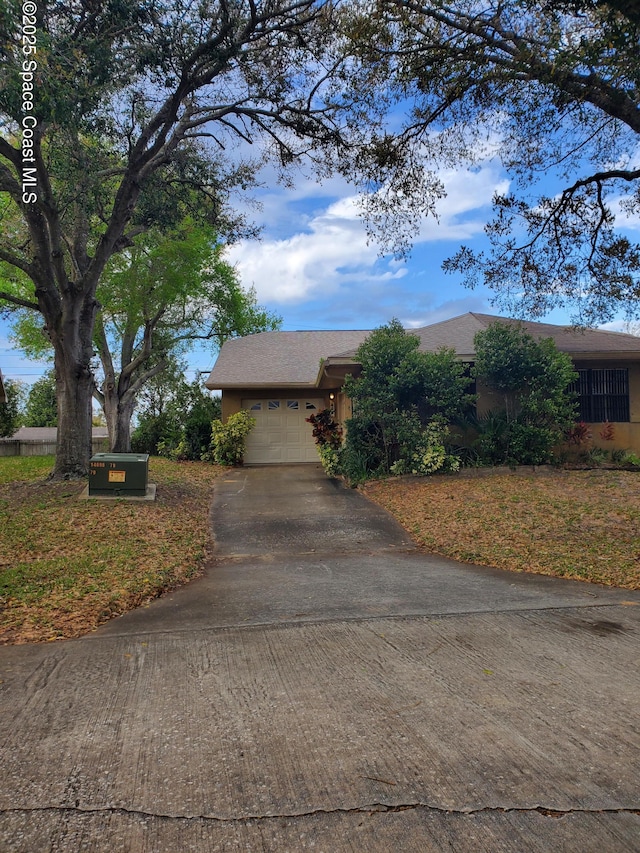 view of front of property featuring a garage and driveway