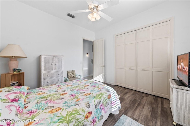 bedroom featuring a ceiling fan, visible vents, baseboards, dark wood-type flooring, and a closet