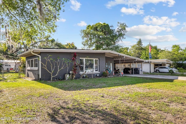 view of front facade featuring fence, an attached carport, a front yard, and concrete driveway