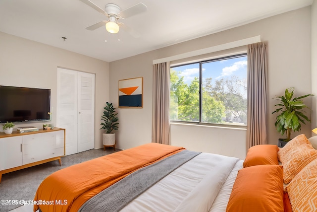 bedroom with a closet, carpet flooring, and a ceiling fan