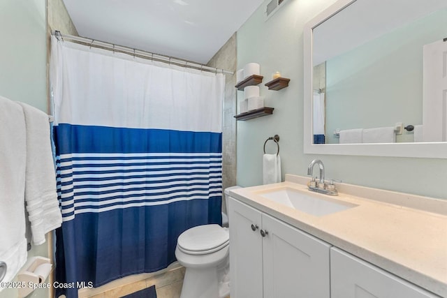 full bath featuring a shower with shower curtain, visible vents, toilet, and vanity