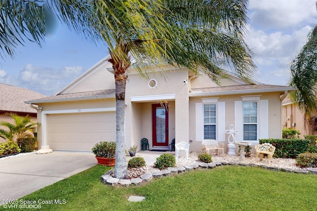 view of front facade featuring stucco siding, a front lawn, a garage, and driveway