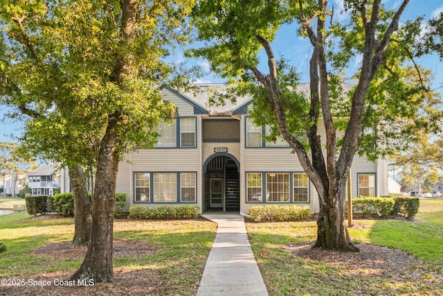 view of front facade featuring a front lawn