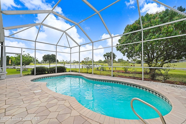 4942 Worthington Cir, Rockledge, FL 32955 - swimming pool featuring a patio and glass enclosure