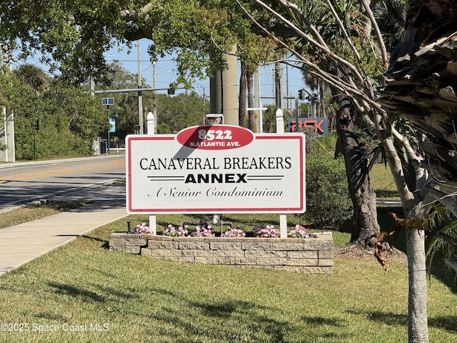 community sign with a yard