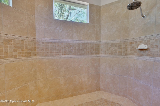 bathroom featuring a tile shower