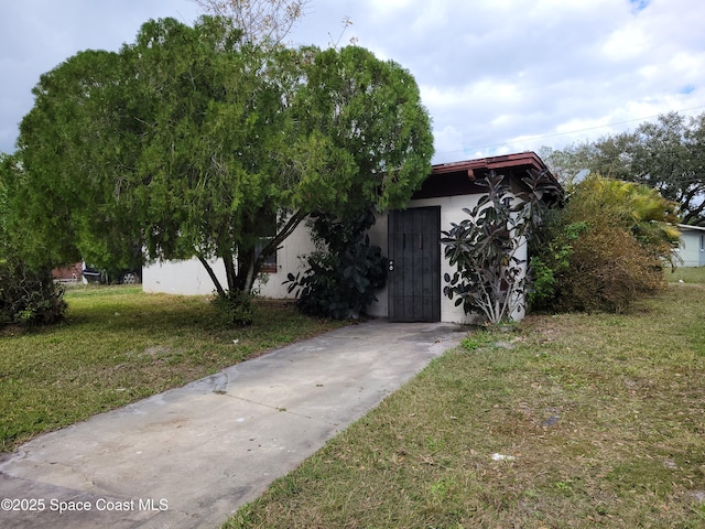 view of front of house with a front lawn