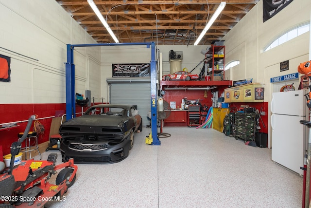 garage featuring freestanding refrigerator