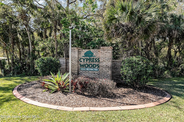 community / neighborhood sign featuring a lawn