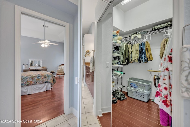 walk in closet featuring light wood-style floors and ceiling fan