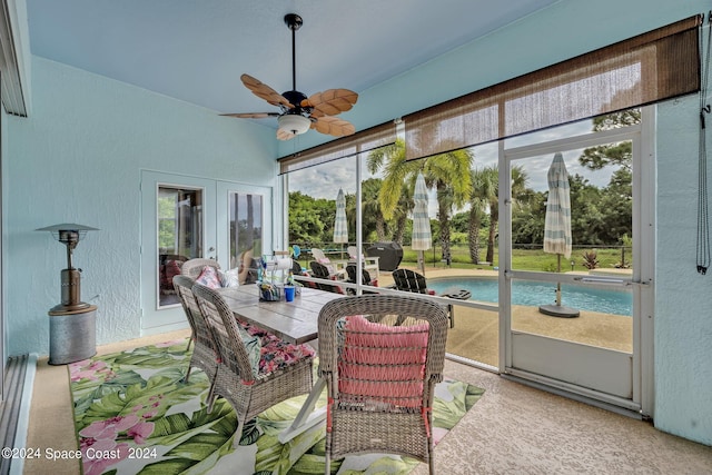 sunroom with ceiling fan