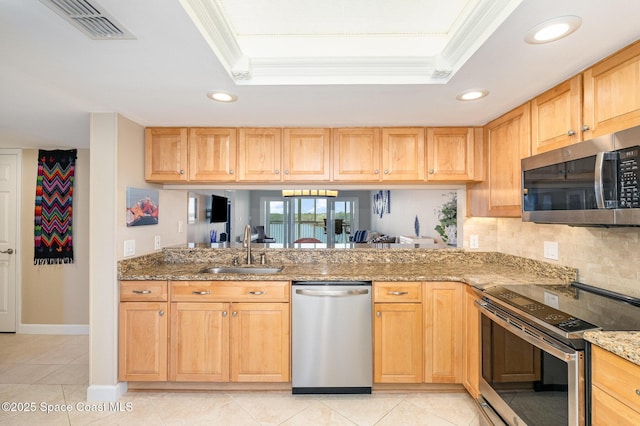 kitchen with visible vents, a sink, appliances with stainless steel finishes, crown molding, and a raised ceiling