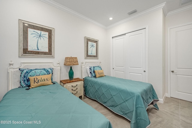 bedroom with baseboards, visible vents, recessed lighting, a closet, and crown molding