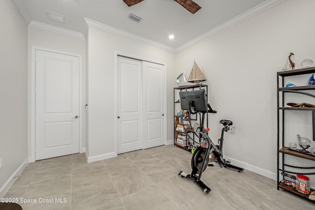 exercise room with a ceiling fan, baseboards, visible vents, and ornamental molding