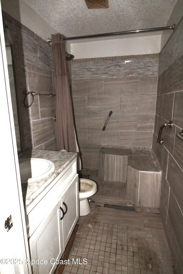 full bathroom featuring tile walls, toilet, and tiled shower