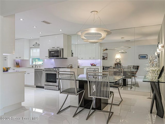 dining space featuring light tile patterned floors, recessed lighting, visible vents, and ceiling fan