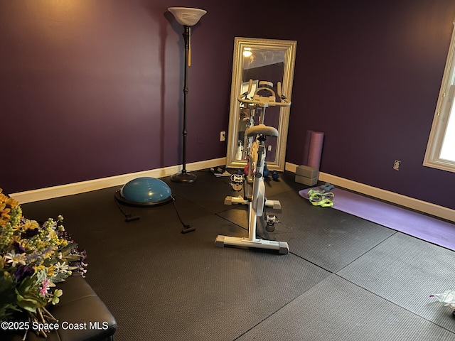 exercise room featuring baseboards