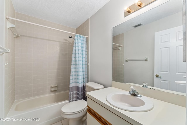 full bathroom featuring visible vents, toilet, shower / bath combo with shower curtain, vanity, and a textured ceiling