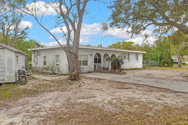 view of front of property featuring driveway and stucco siding