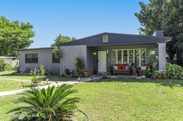 mid-century modern home featuring a front lawn