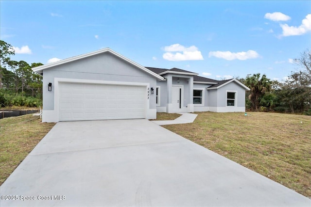 view of front of house featuring a garage, stucco siding, driveway, and a front yard