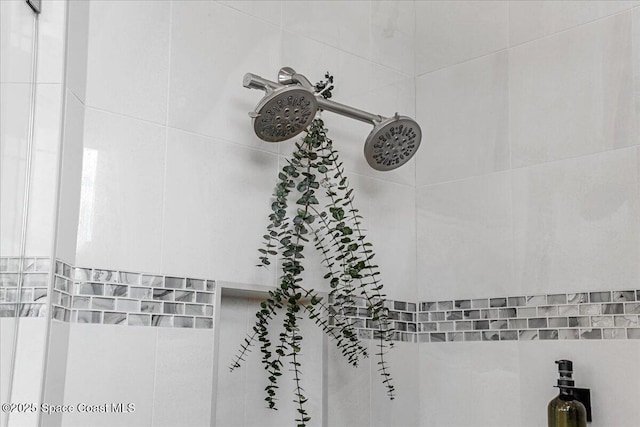 interior details with a tile shower