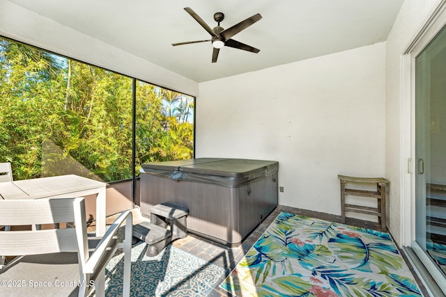 sunroom with ceiling fan