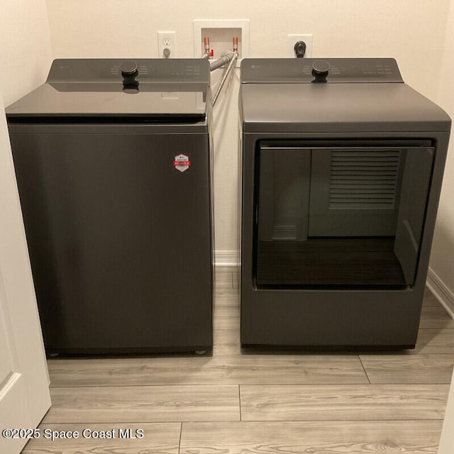 details with wood finished floors and washing machine and dryer