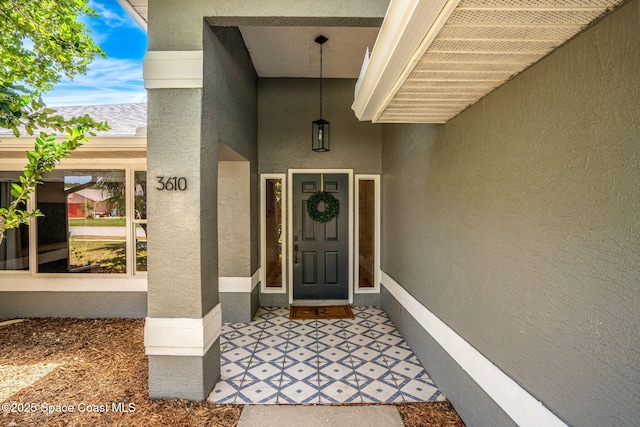 view of exterior entry featuring stucco siding