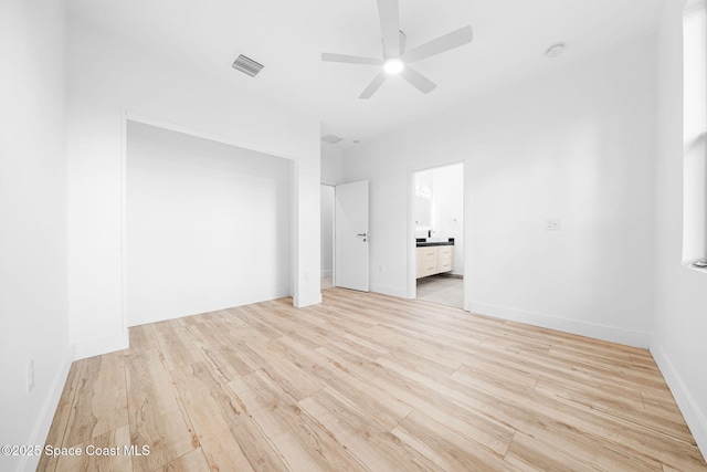 unfurnished room featuring light wood finished floors, visible vents, baseboards, and ceiling fan