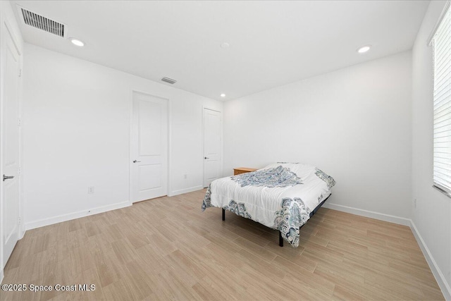 bedroom featuring recessed lighting, visible vents, baseboards, and light wood-style floors