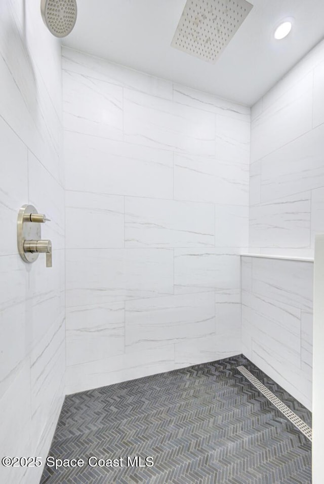 room details featuring a tile shower and recessed lighting