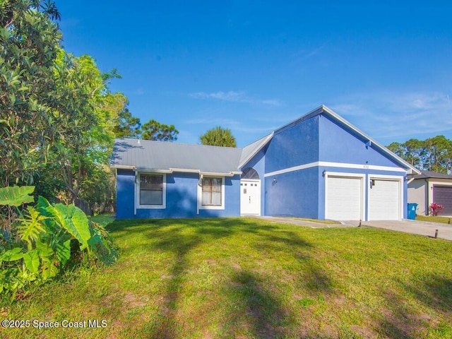 view of front of home with stucco siding, an attached garage, driveway, and a front lawn