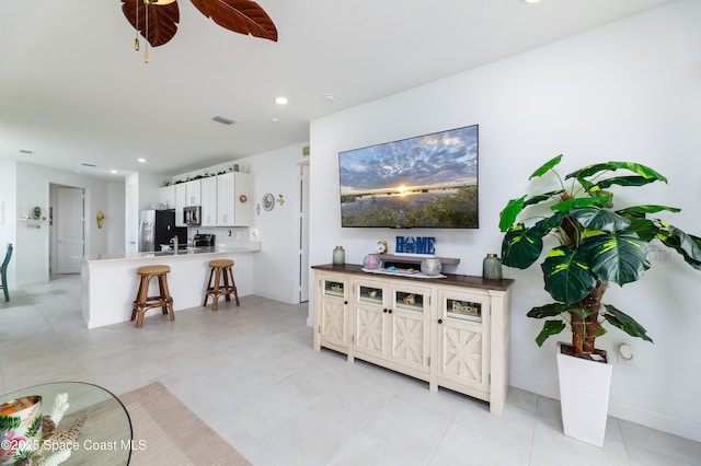 living room featuring recessed lighting, visible vents, baseboards, and ceiling fan