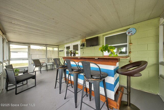sunroom / solarium featuring a dry bar