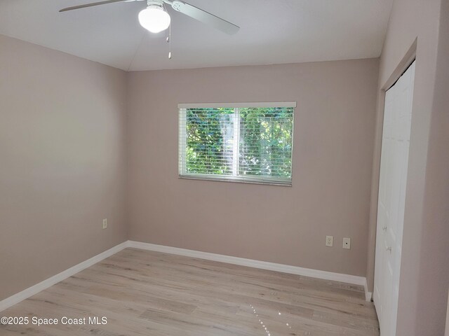 unfurnished room featuring light wood finished floors, baseboards, and a ceiling fan