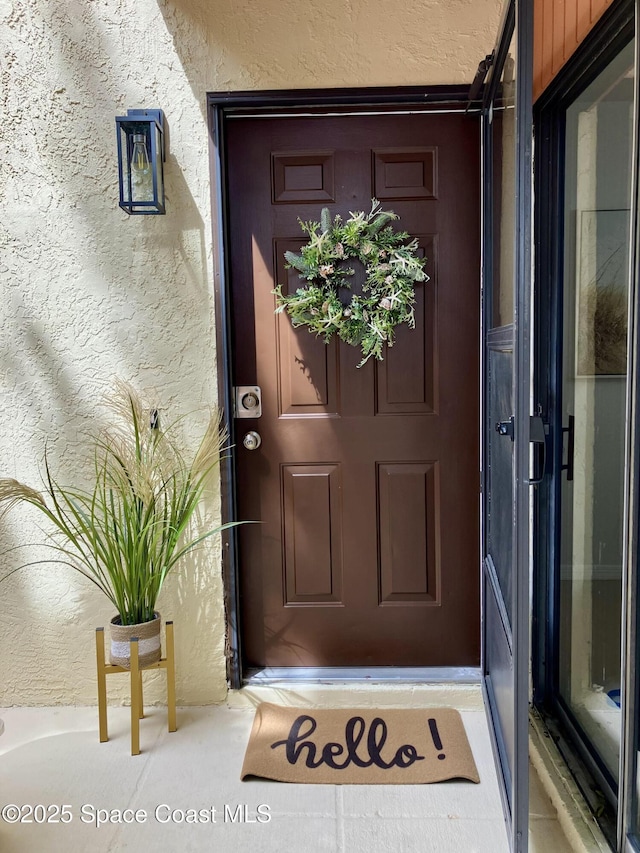 view of exterior entry with stucco siding
