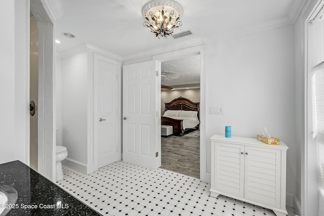 ensuite bathroom featuring visible vents, toilet, ensuite bath, and crown molding