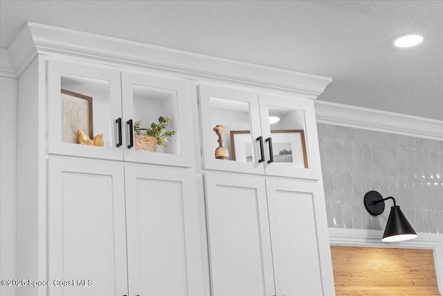 interior details with a wainscoted wall